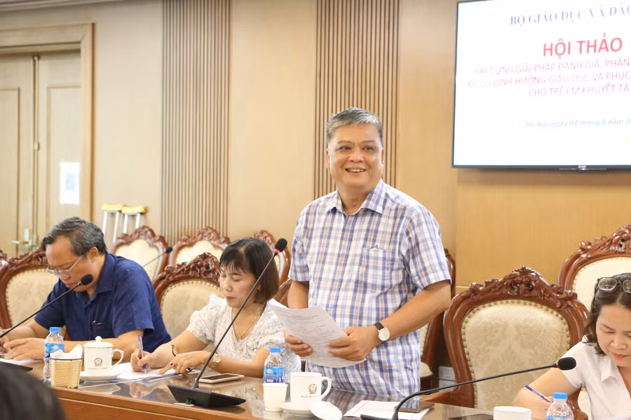 Ông Hứa Minh Tâm - Phó Giám đốc Trung tâm hỗ trợ phát triển giáo dục hòa nhập tỉnh Vĩnh Long cho biết, toàn tỉnh có hơn 1.500 học sinh khuyết tật đi học ở các trường mầm non, phổ thông. Ông Hứa Minh Tâm - Phó Giám đốc Trung tâm hỗ trợ phát triển giáo dục hòa nhập tỉnh Vĩnh Long cho biết, toàn tỉnh có hơn 1.500 học sinh khuyết tật đi học ở các trường mầm non, phổ thông.