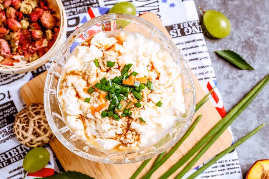 Đậu phụ không nên ăn kèm hành lá. (Ảnh: ITN) Đậu phụ không nên ăn kèm hành lá. (Ảnh: ITN)