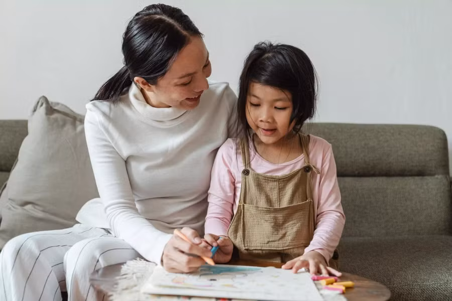 Nếu bạn cảm thấy thoải mái khi nói tiếng Anh, hãy sử dụng nó trong cuộc sống hàng ngày cùng với tiếng mẹ đẻ. (Ảnh: ITN)
