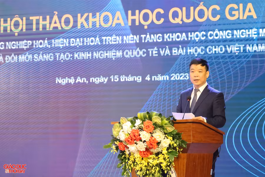 PGS.TS. Bùi Huy Nhượng - Phó Hiệu trưởng Trường Đại học Kinh tế Quốc dân phát biểu đề dẫn hội thảo. Ảnh: Phạm Tâm. PGS.TS. Bùi Huy Nhượng - Phó Hiệu trưởng Trường Đại học Kinh tế Quốc dân phát biểu đề dẫn hội thảo. Ảnh: Phạm Tâm.