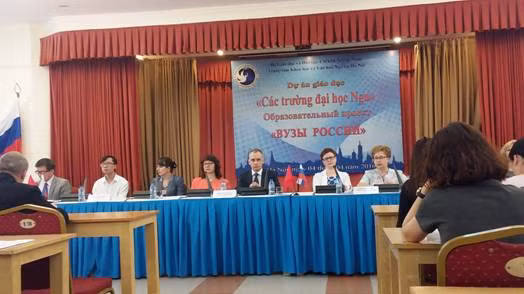 Lãnh đạo các trường ĐH đến từ LB Nga trao đổi với phía Việt Nam về những yêu cầu của việc tuyển sinh du học Nga trong buổi họp báo
