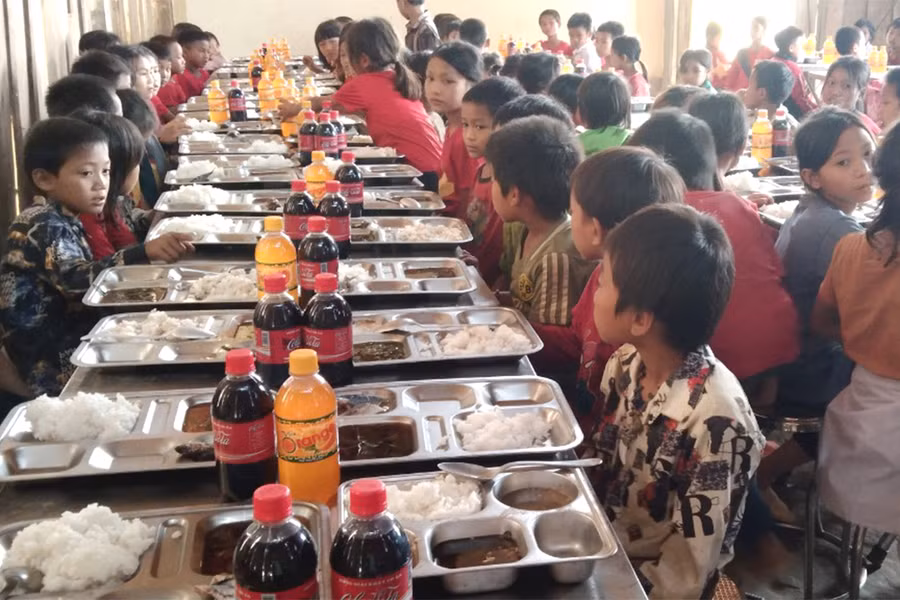Nhờ những bữa ăn của dự án mà nhiều học sinh vùng cao Nghệ An lần đầu biết đến nước ngọt. Ảnh: NVCC. Nhờ những bữa ăn của dự án mà nhiều học sinh vùng cao Nghệ An lần đầu biết đến nước ngọt. Ảnh: NVCC.