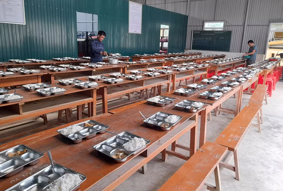 Những bữa ăn giúp học sinh miền núi tăng thể chất, chiều cao, cân nặng đều hơn. Ảnh: LP. Những bữa ăn giúp học sinh miền núi tăng thể chất, chiều cao, cân nặng đều hơn. Ảnh: LP.