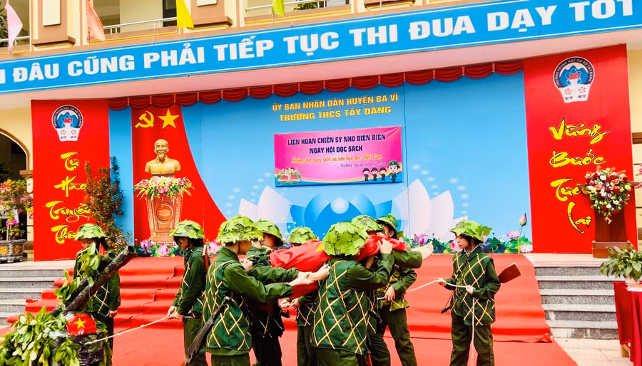 Hình ảnh tái hiện cảnh các chiến sĩ Điện Biên năm xưa đối mặt với nhiều hiểm nguy, gian khổ thậm chí cả hi sinh để kéo pháo vào trận địa dưới làn đạn địch. 