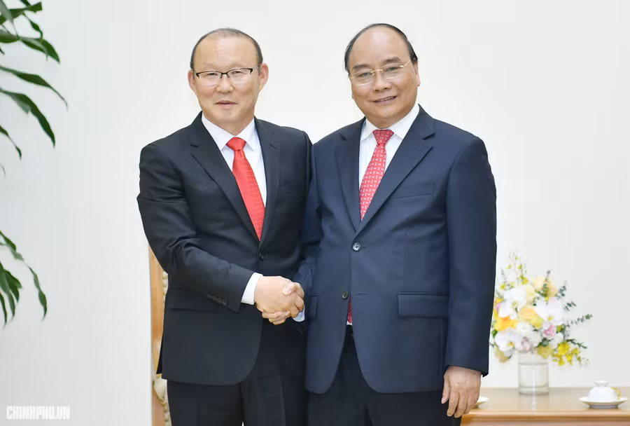 Thủ tướng Nguyễn Xuân Phúc tiếp HLV Park Hang-seo. Ảnh: VGP/Quang Hiếu.