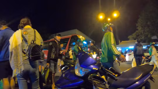  Grab đểu bủa vây Bến xe Miền Đông chặt chém hành khách sau Tết - Ảnh 4.