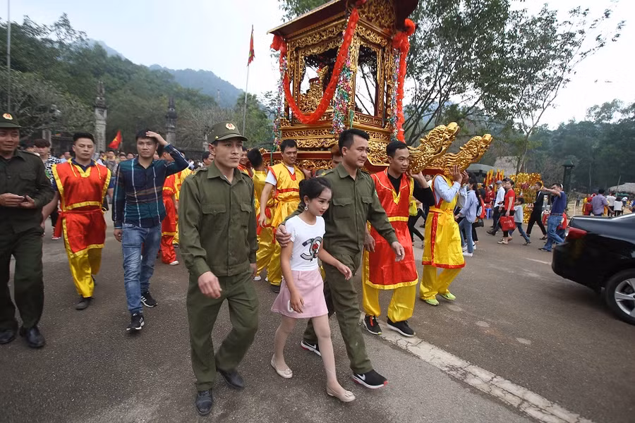 Đoàn bảo vệ (do công an xã Yên Phú đảm nhiệm) vừa cõng vừa bảo vệ "Tướng bà" để khỏi bị các đoàn khác cướp.
