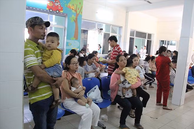 Tại Đà Nẵng, nhiều ông bố bà mẹ mệt mỏi xếp hàng, chờ đợi để có suất tiêm văc-xin 6 trong 1 cho con. Ảnh: Thanh Trần.