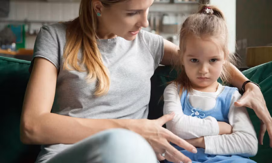 Nếu con lặp lại hành vi sai trái, hãy áp dụng hậu quả thay vì không làm gì cả. (Ảnh: ITN). Nếu con lặp lại hành vi sai trái, hãy áp dụng hậu quả thay vì không làm gì cả. (Ảnh: ITN).