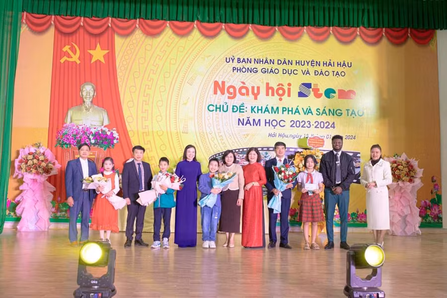 Ban tổ chức tặng hoa cho các đơn vị tham gia.