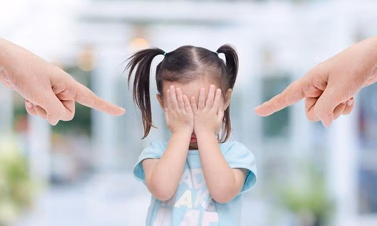 Đừng bao giờ lạm dụng quyền làm cha mẹ với con cái (hình minh họa).