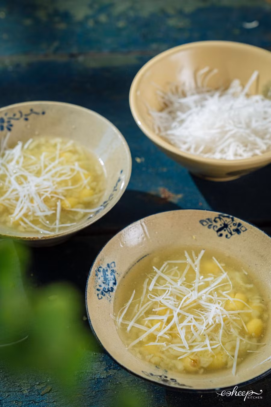 Múc chè ra bát, rắc thêm dừa nạo tươi. Múc chè ra bát, rắc thêm dừa nạo tươi.