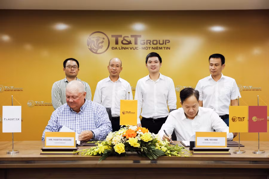 Việc “bắt tay” hợp tác với huyền thoại “cá mập trắng” Greg Norman cùng nhiều đơn vị uy tín khác trên thế giới, Văn Lang Empire Golf Club hứa hẹn sẽ trở thành một tuyệt tác sân golf mang dấu ấn riêng biệt, là điểm đến lý tưởng cho nhiều golfer trong và ngoài nước trong thời gian tới. Việc “bắt tay” hợp tác với huyền thoại “cá mập trắng” Greg Norman cùng nhiều đơn vị uy tín khác trên thế giới, Văn Lang Empire Golf Club hứa hẹn sẽ trở thành một tuyệt tác sân golf mang dấu ấn riêng biệt, là điểm đến lý tưởng cho nhiều golfer trong và ngoài nước trong thời gian tới.