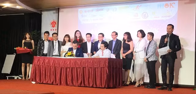 Đại diện cho BKC và Công ty CP Dgroup Holdings tiến hành ký kết hợp tác với nhau.