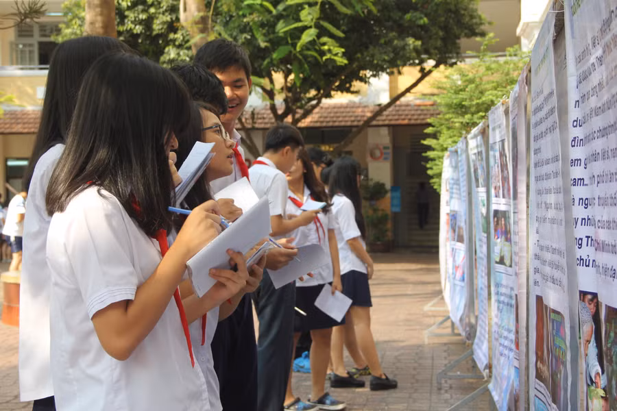 Học sinh lớp 9A9 học tập môn Lịch sử sáng 8/4 với 2 chủ đề Biển đảo quê hương và Phong trào Học sinh sinh viên TPHCM