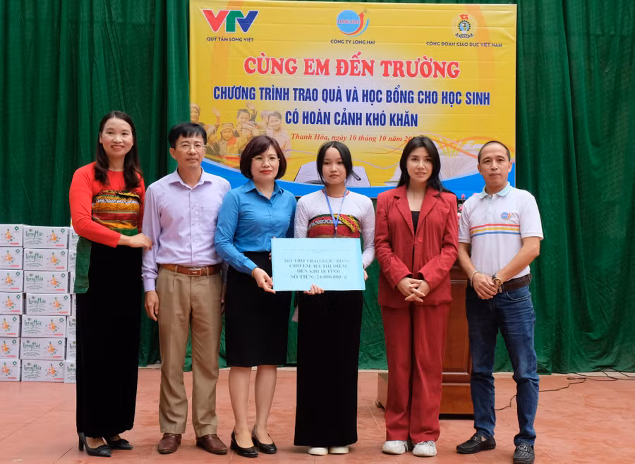 Học sinh Hà Thị Diễm đón nhận học bổng từ chương trình "Viết tiếp ước mơ". Học sinh Hà Thị Diễm đón nhận học bổng từ chương trình "Viết tiếp ước mơ".