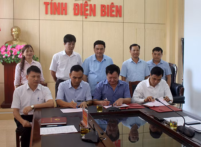 Các đơn vị y tế tỉnh Điện Biên ký cam kết giảm thiểu chất thải nhựa với Sở Y tế tỉnh Điện Biên.