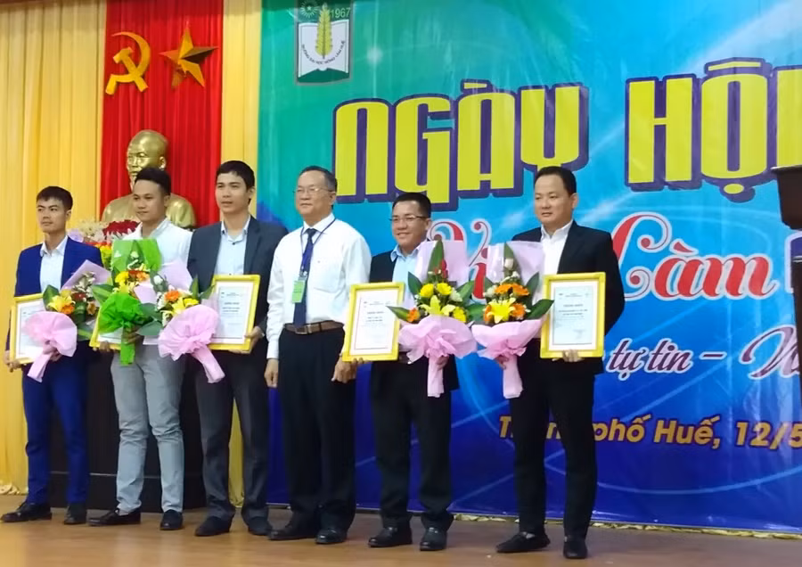 Trao bằng chứng nhận cho các đơn vị tham gia Ngày hội việc làm tại Trường ĐHNL Huế năm 2018