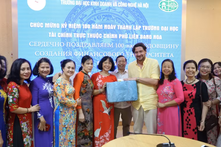 Các cựu sinh viên Trường Đại học Tài chính chụp ảnh lưu niệm với Phó hiệu trưởng phụ trách hợp tác quốc tế Trường Đại học Tài chính trực thuộc Chính phủ Liên bang Nga - Ông Alexander S. Linnikov. Ảnh: Việt Anh