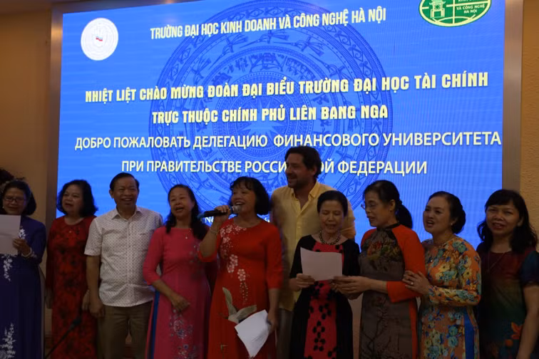 Những tiết mục văn nghệ chào mừng mang đậm chất Nga được các cựu sinh viên MFI và sinh viên Khoa tiếng Nga - Trường ĐH Kinh doanh và Công nghệ Hà Nội biểu diễn vô cùng sôi động, vui tươi. Ảnh: Việt Anh