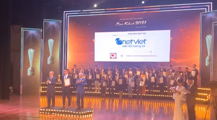 Đại diện TT Phát triển eNetViet – Công ty Cổ phần Phần mềm Quảng Ích nhận danh hiệu Sao Khuê 2021.