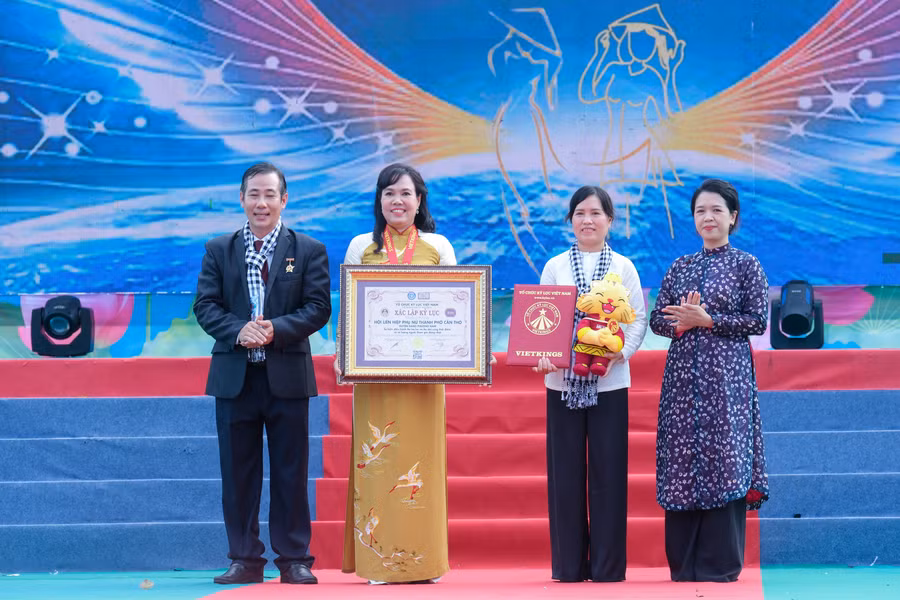 Chủ tịch Hội Liên hiệp Phụ nữ TP Cần Thơ tiếp nhận xác lập Kỷ lục.