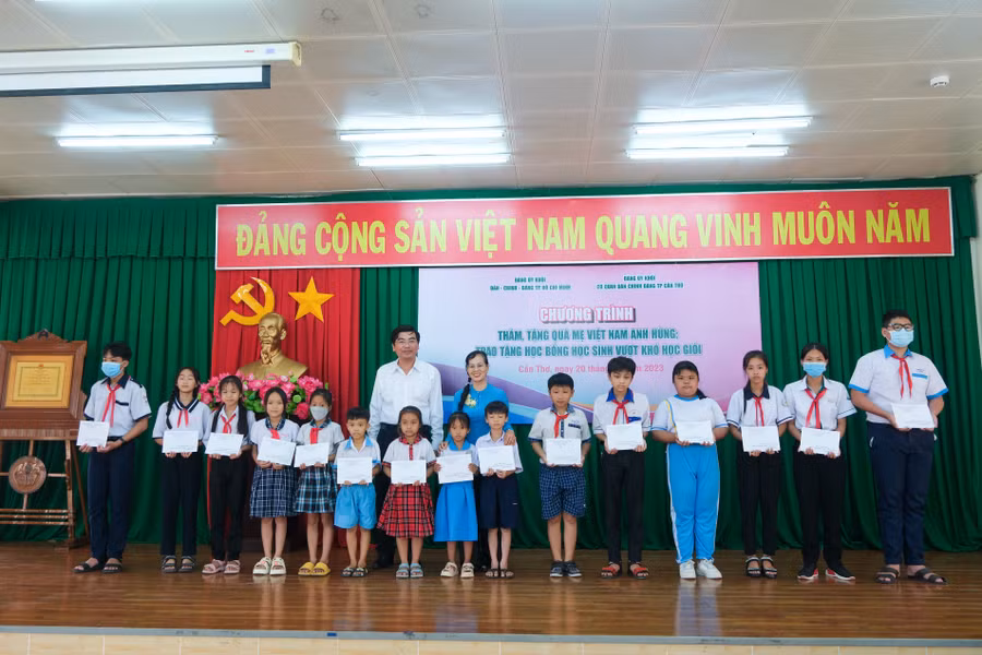Đoàn trao 60 phần học bổng, mỗi phần trị 2.000.000 đồng cho 60 học sinh vượt khó học giỏi.