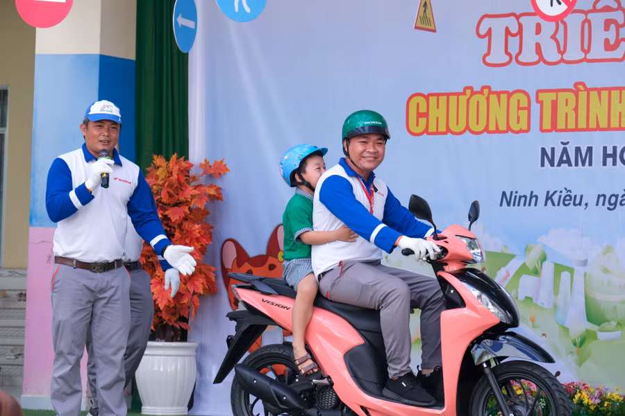 Cùng đội Hướng dẫn lái xe an toàn đại diện Honda Việt Nam thuộc công ty TNHH Hồng Đức, triển khai nội dung hướng dẫn việc lựa chọn và đội mũ bảo hiểm đúng quy cách, tư thế ngồi trên xe cho trẻ và một số lưu ý cho phụ huynh khi tham gia giao thông bằng xe máy.