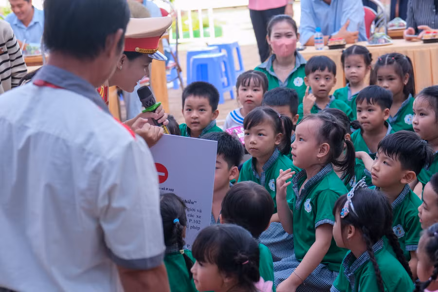 Trẻ tham gia hỏi đáp và nhận quà tại chương trình.