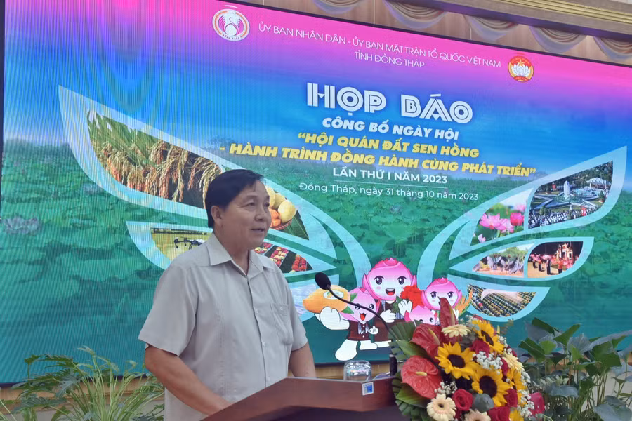 Ông Lê Thành Công, Chủ tịch Ủy ban MTTQ Việt Nam Tỉnh - Trưởng ban Tổ chức Ngày hội Hội quán phát biểu tại buổi họp báo.