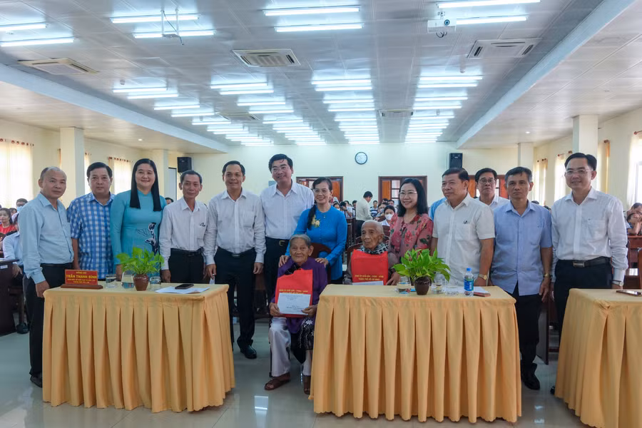 Đoàn tri ân, tặng quà cho mẹ VNAH Nguyễn Thị Út Chót và mẹ VNAH Trần Thị Mai.