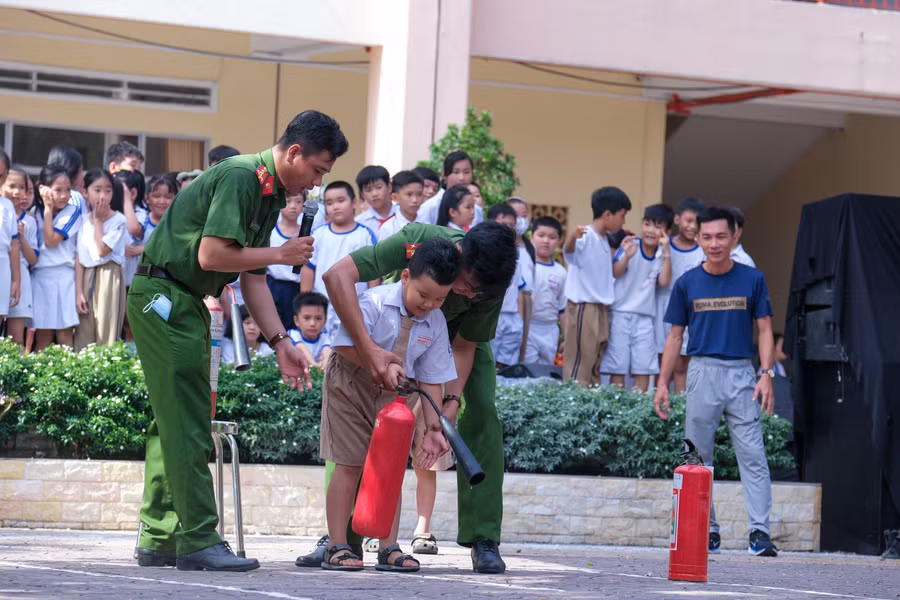 Phòng chống cháy nổ là một trong những kỹ năng sống cần thiết cho học sinh