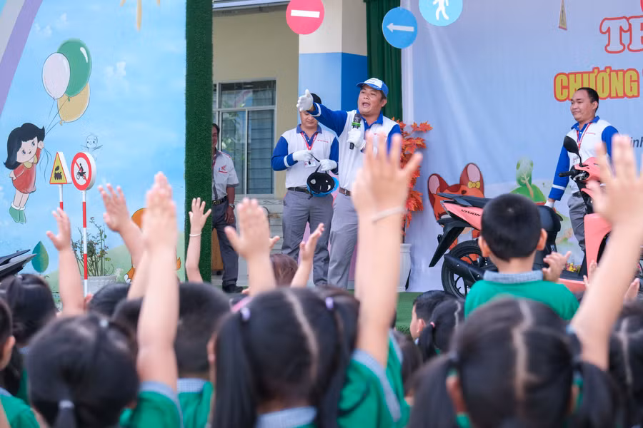 Học sinh hào hứng tham gia chương trình.