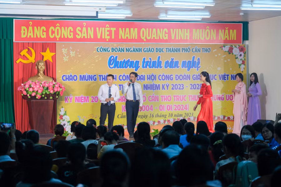 Hình ảnh một số tiết mục văn nghệ do thầy cô và học sinh biểu diễn tại chương trình. Hình ảnh một số tiết mục văn nghệ do thầy cô và học sinh biểu diễn tại chương trình.