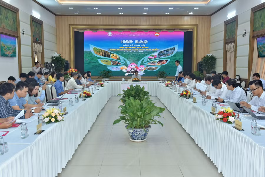 Tham dự họp báo công bố ngày hội Hội quán có đại diện lãnh đạo tỉnh, các sở, ban, ngành tỉnh và các cơ quan quan thông tấn, báo chí trong và ngoài tỉnh.