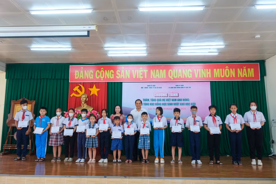 Đoàn trao 60 phần học bổng, mỗi phần trị 2.000.000 đồng cho 60 học sinh vượt khó học giỏi.