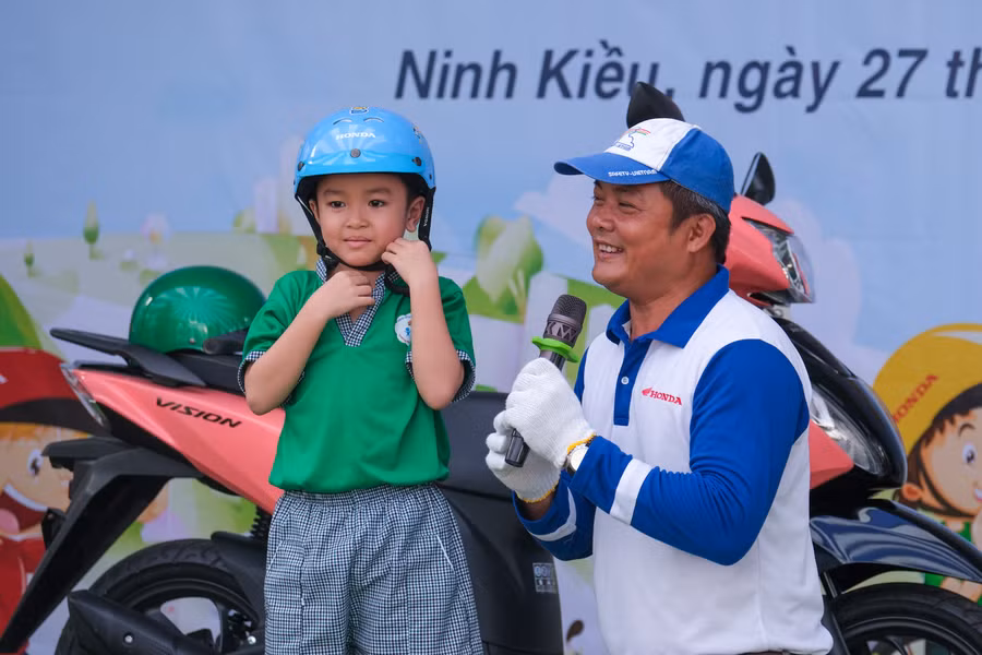 Cùng đội Hướng dẫn lái xe an toàn đại diện Honda Việt Nam thuộc công ty TNHH Hồng Đức, triển khai nội dung hướng dẫn việc lựa chọn và đội mũ bảo hiểm đúng quy cách, tư thế ngồi trên xe cho trẻ và một số lưu ý cho phụ huynh khi tham gia giao thông bằng xe máy.