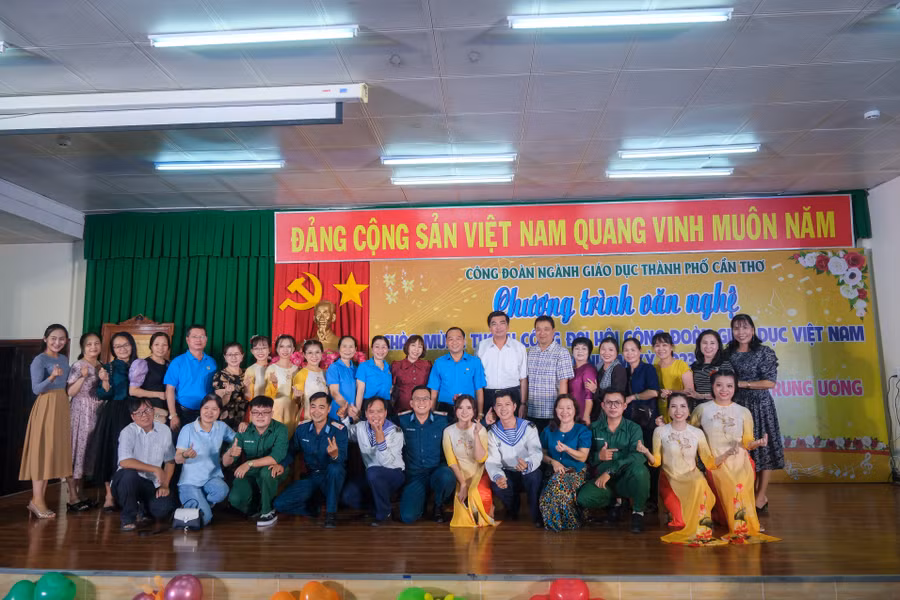 Đại biểu chụp ảnh cùng thầy cô và học sinh tham gia biểu diễn. Đại biểu chụp ảnh cùng thầy cô và học sinh tham gia biểu diễn.