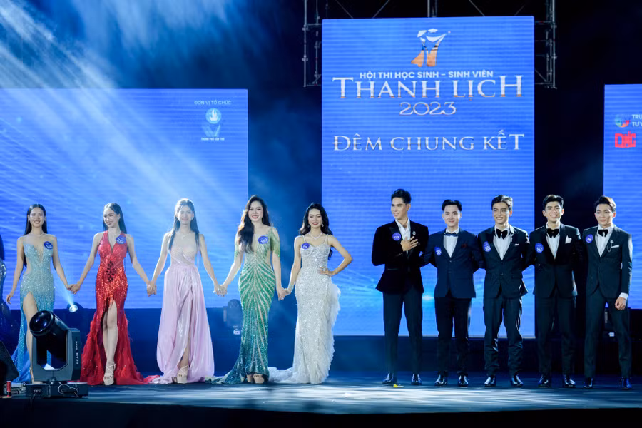 Ban giám khảo chọn 5 thí sinh nam và 5 thí sinh nữ tham gia phần thi ứng xử Ban giám khảo chọn 5 thí sinh nam và 5 thí sinh nữ tham gia phần thi ứng xử