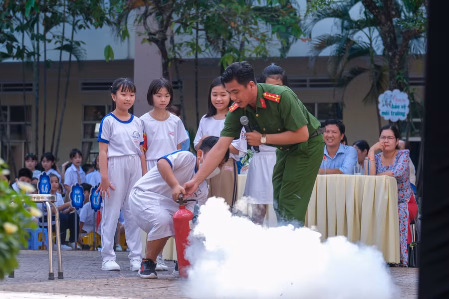 Học sinh trường TH Ngô Quyền được trang bị kỹ năng sử dụng bình chữa cháy.
