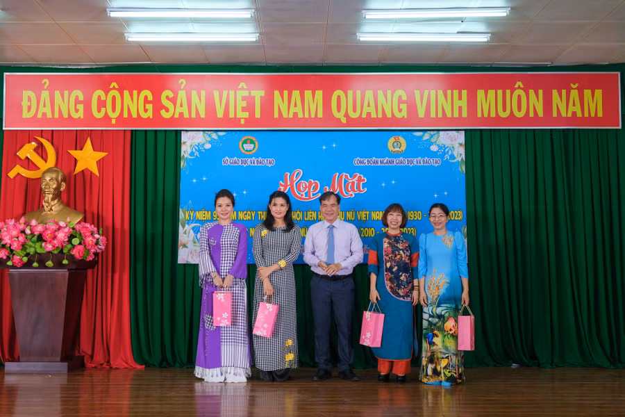Đại diện Sở GD&amp;ĐT tặng quà cho nữ cán bộ quản lý ngành GD&amp;ĐT thành phố