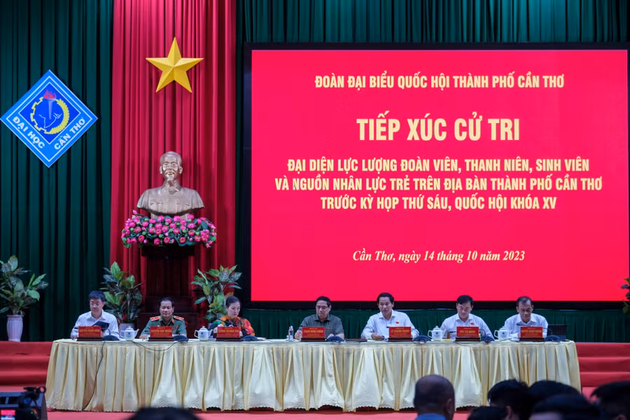 Thủ tướng tiếp xúc cử tri thanh niên, sinh viên, lao động trẻ ở Cần Thơ.