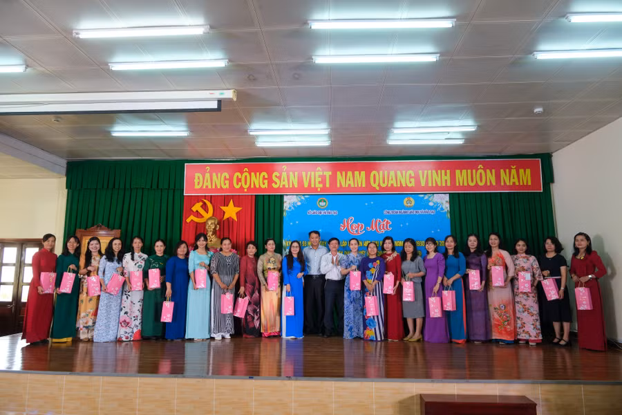 Đại diện Sở GD&amp;ĐT tặng quà cho nữ cán bộ quản lý ngành GD&amp;ĐT thành phố