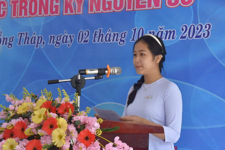 Em Thái Thanh Vy, đại diện cho học sinh Đồng Tháp phát biểu hưởng ứng Em Thái Thanh Vy, đại diện cho học sinh Đồng Tháp phát biểu hưởng ứng