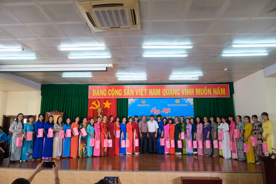 Đại diện Sở GD&amp;ĐT tặng quà cho nữ cán bộ quản lý ngành GD&amp;ĐT thành phố