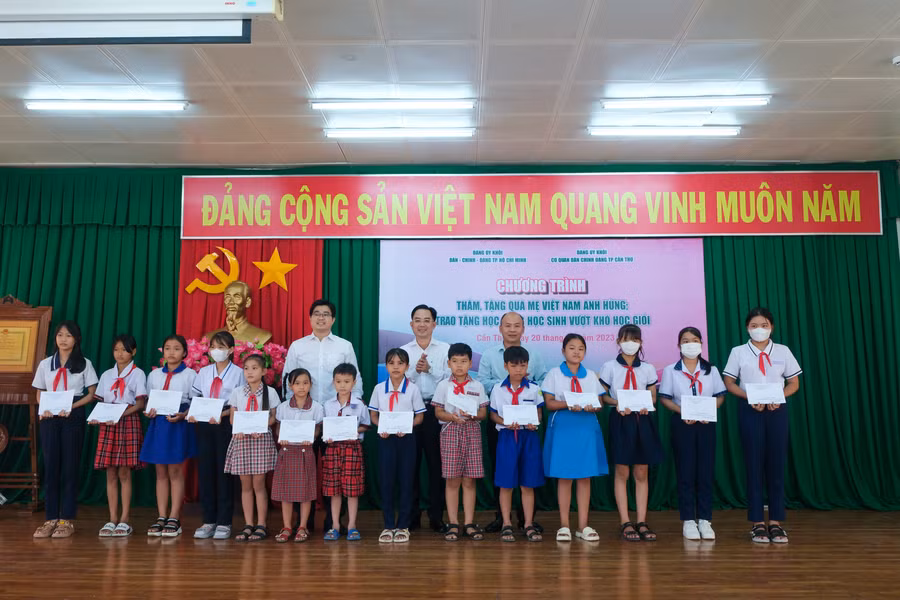 Đoàn trao 60 phần học bổng, mỗi phần trị 2.000.000 đồng cho 60 học sinh vượt khó học giỏi.