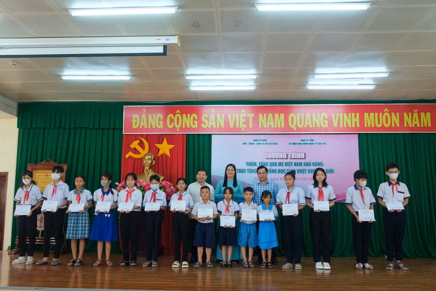 Đoàn trao 60 phần học bổng, mỗi phần trị 2.000.000 đồng cho 60 học sinh vượt khó học giỏi.