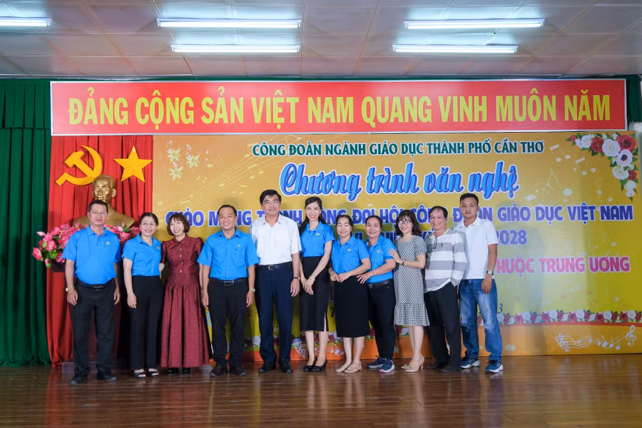 Đại biểu chụp ảnh cùng thầy cô và học sinh tham gia biểu diễn. Đại biểu chụp ảnh cùng thầy cô và học sinh tham gia biểu diễn.