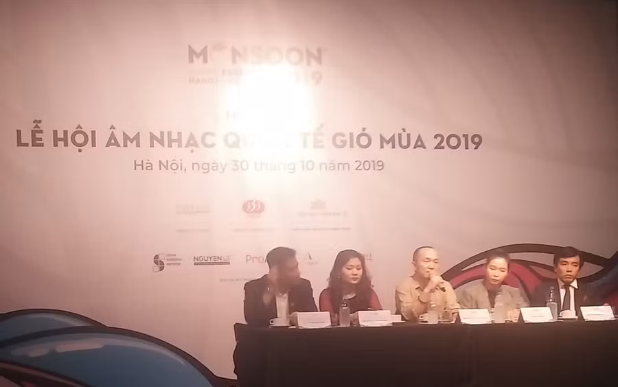 Nhạc sĩ Quốc Trung trao đổi tại buổi họp báo. Ảnh: Bình Thanh.
