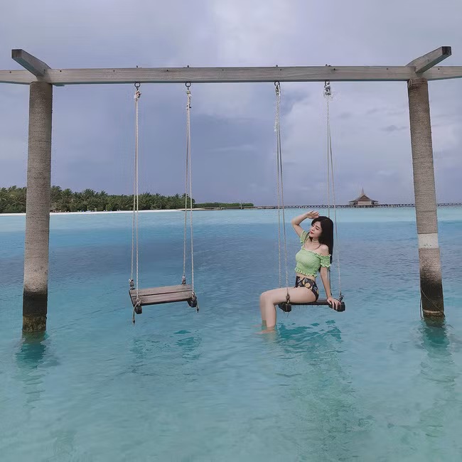 Học ngay 10 kiểu pose dáng này để dành đi biển, chắc chắn bạn sẽ có những tấm ảnh cực xịn - Ảnh 32. Học ngay 10 kiểu pose dáng này để dành đi biển, chắc chắn bạn sẽ có những tấm ảnh cực xịn - Ảnh 32.